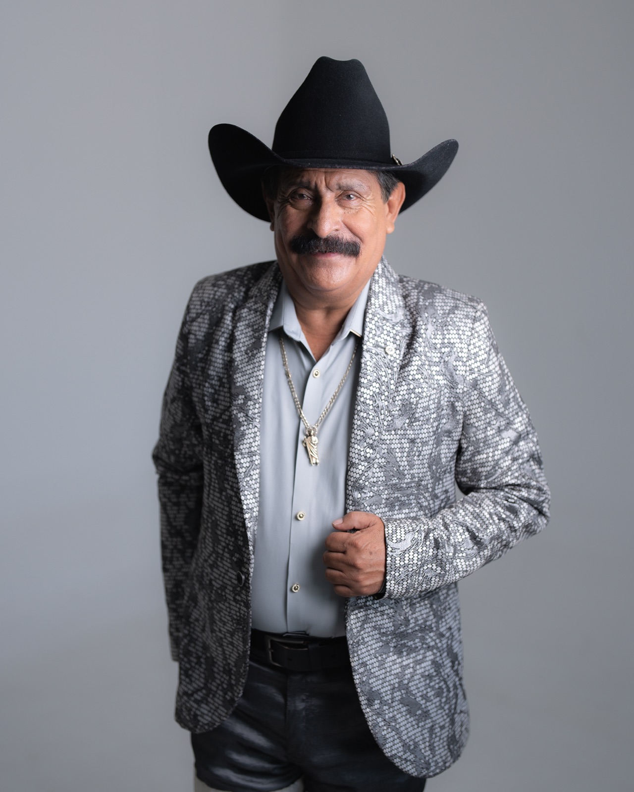 Cosme Tadeo saco plateado